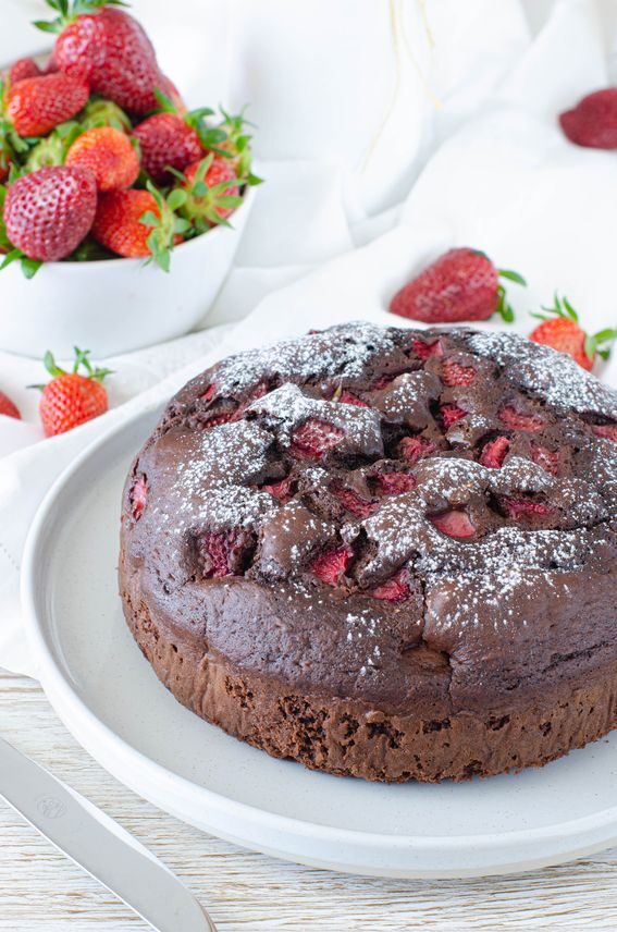 Torta all’acqua con cioccolato e fragole senza lattosio