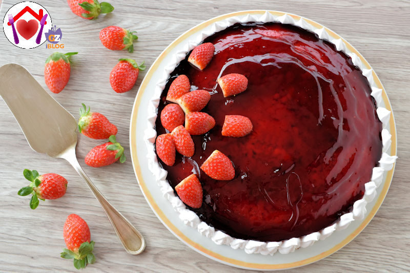 Torta all’acqua farcita con fragole