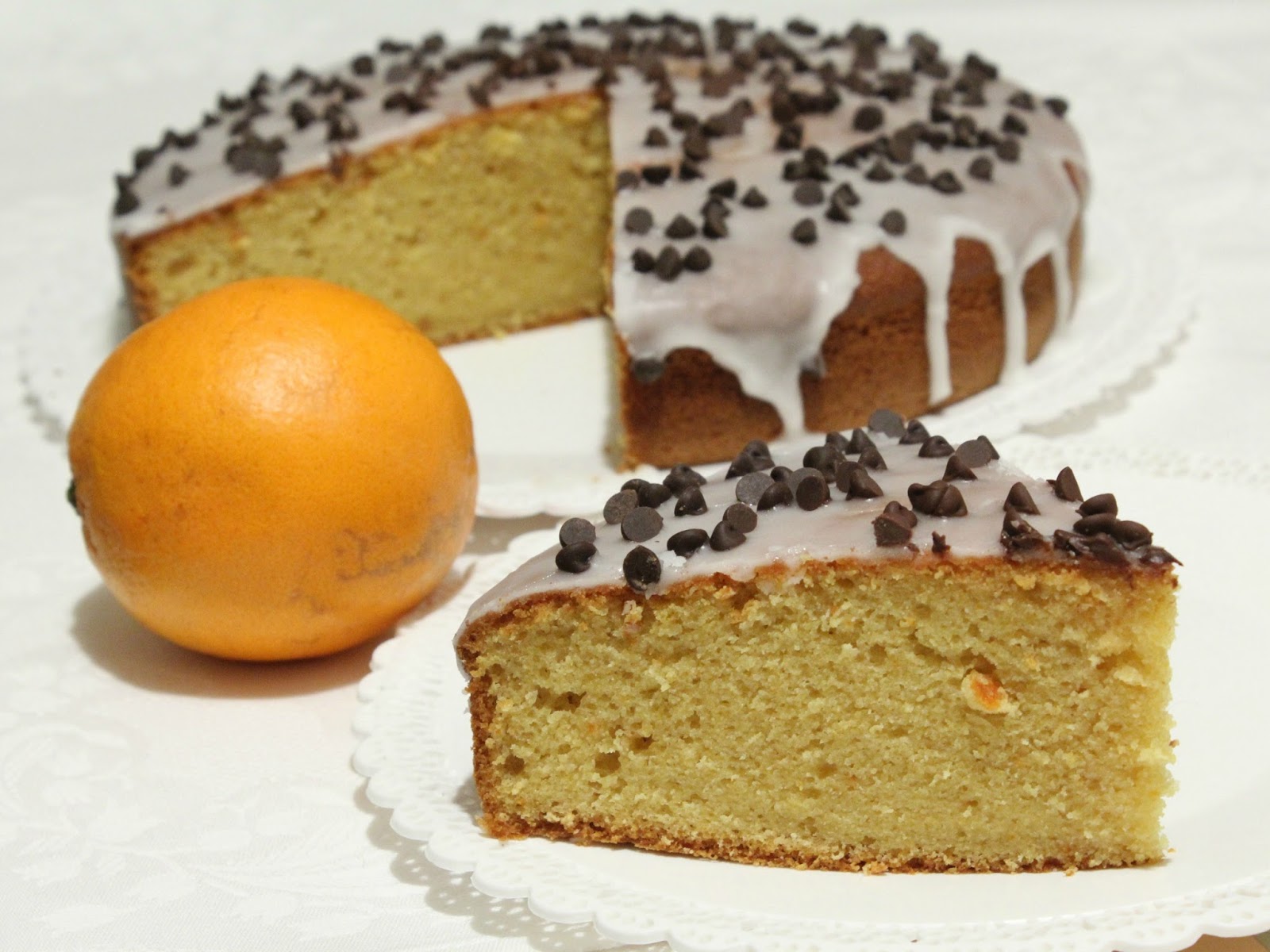 Torta  all’arancia ricoperta con glassa bianca e gocce di cioccolato