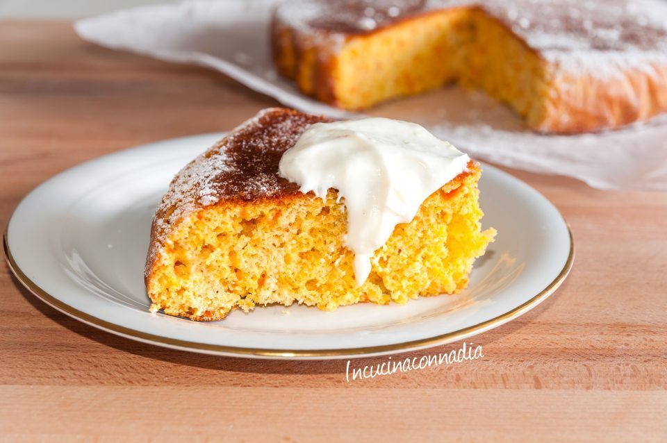 Torta alle carote con crema allo yogurt e zenzero