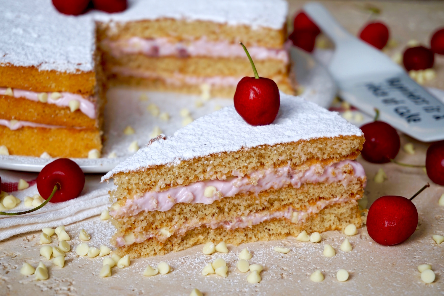 Torta alle ciliegie e cioccolato bianco, senza cottura