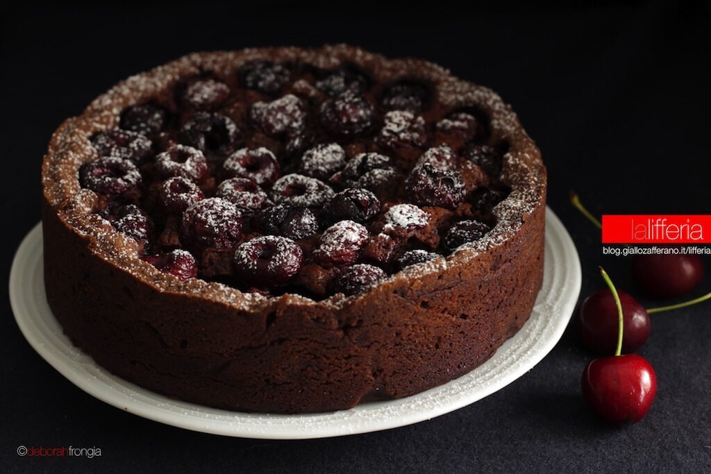 Torta alle ciliegie morbida al cioccolato