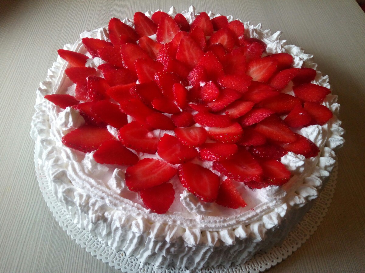 Torta alle fragole con crema diplomatica al limone