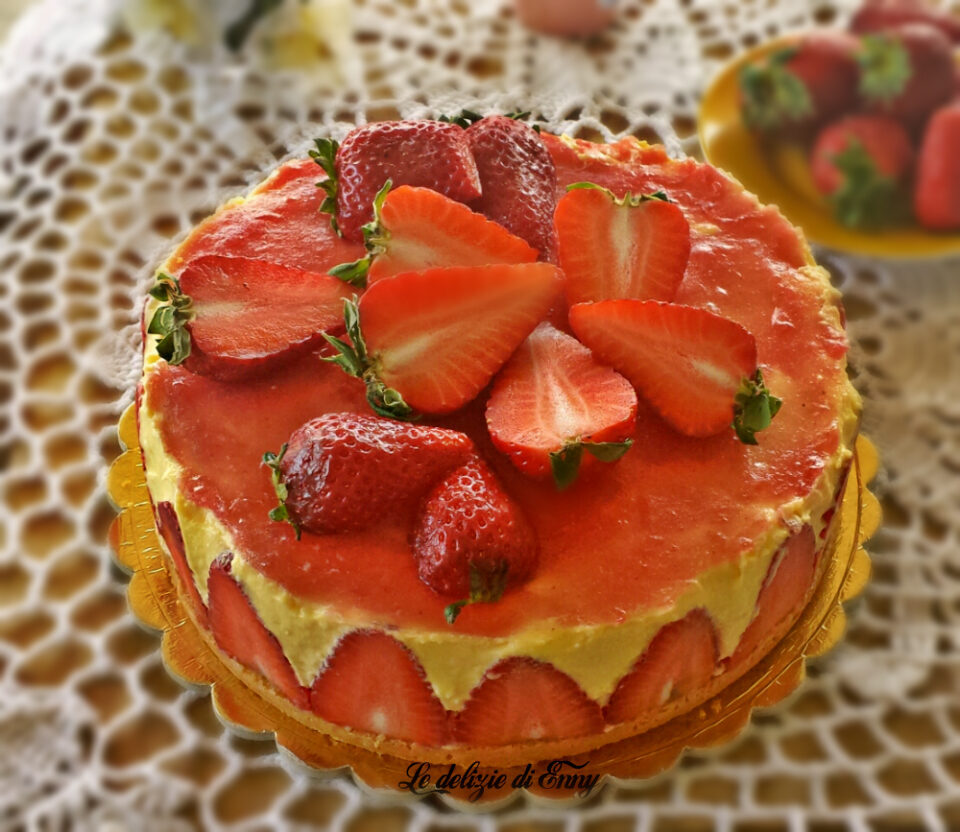 Torta alle fragole con crema mousseline e glassa alle fragole