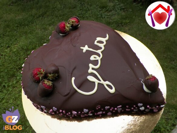 Torta alle fragole glassata al cioccolato