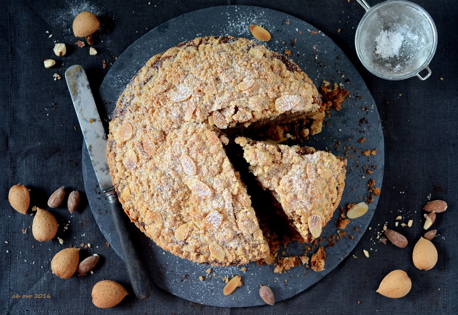 Torta alle mandorle e caffè con briciole speziate
