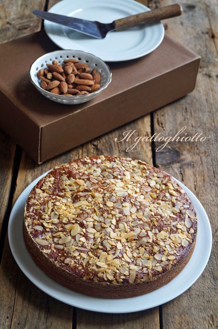 Torta alle mandorle, formaggio quark e miele