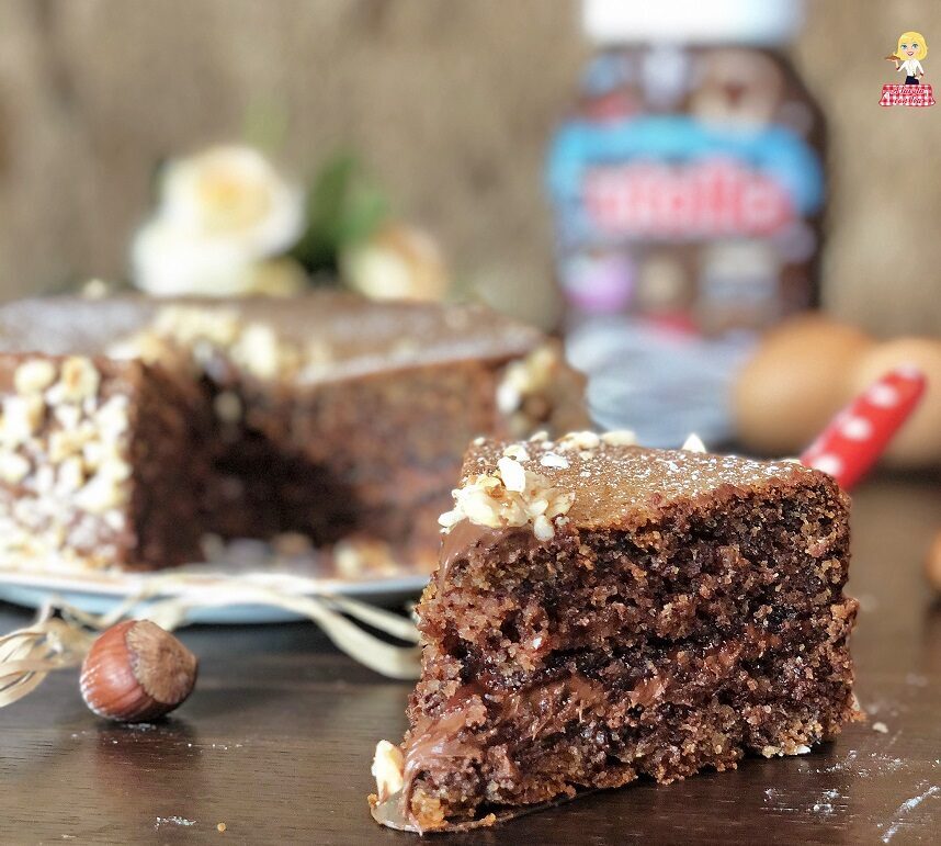 Torta alle nocciole farcita con nutella