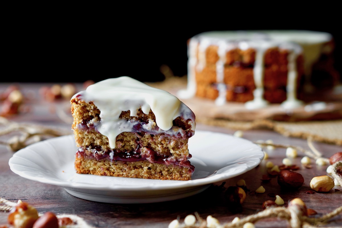 Torta alle Nocciole, Frutti di Bosco e Cioccolato Bianco