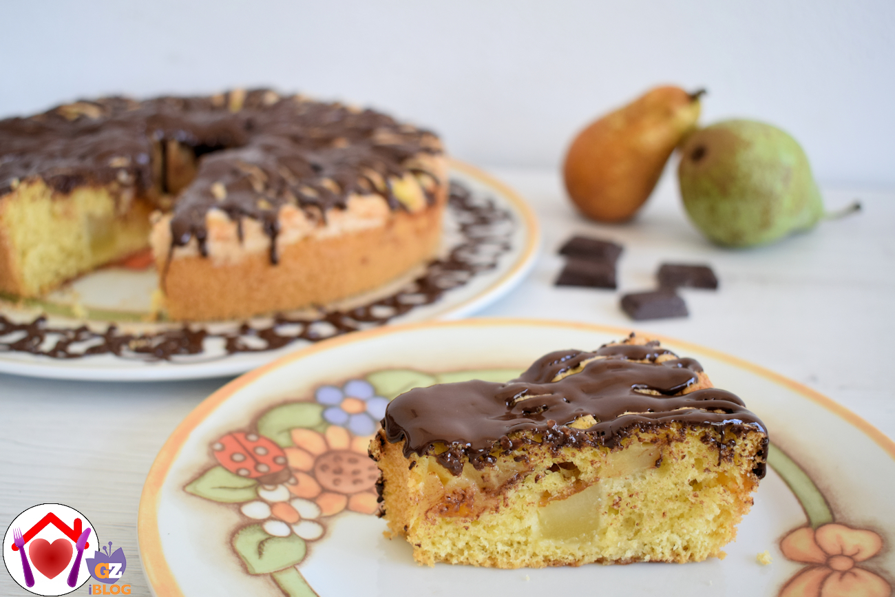 Torta alle pere glassata al cioccolato