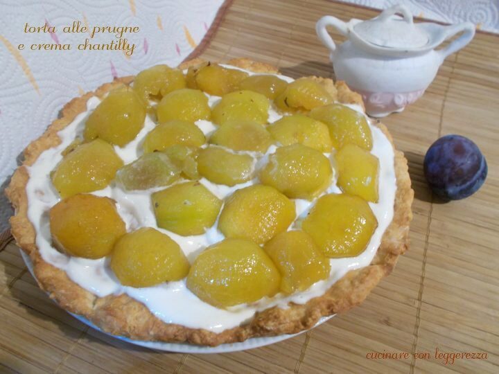 Torta alle prugne e crema chantilly