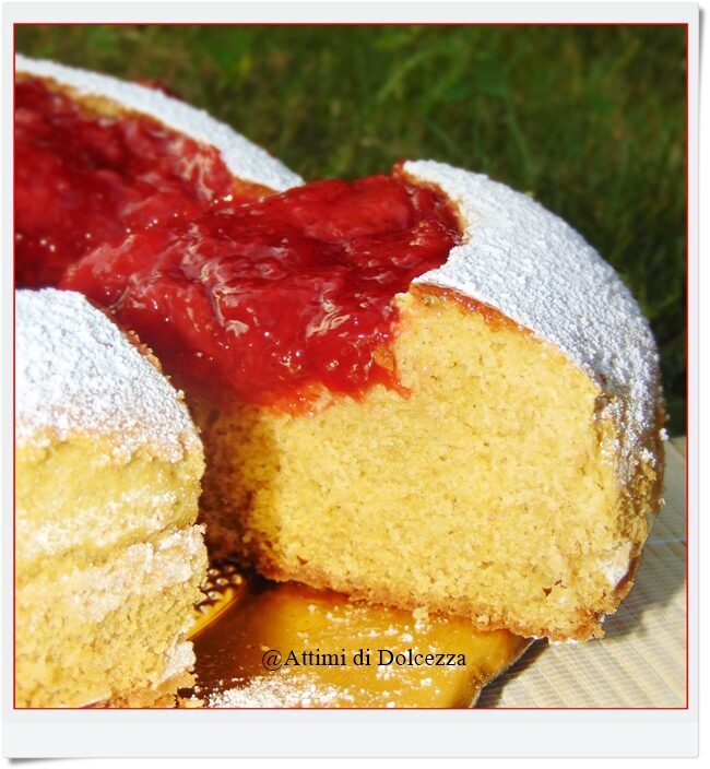 Torta allo yogurt con cuore di fragola