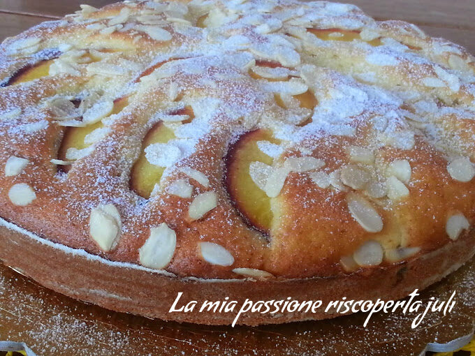 Torta allo yogurt con noce pesche e mandorle