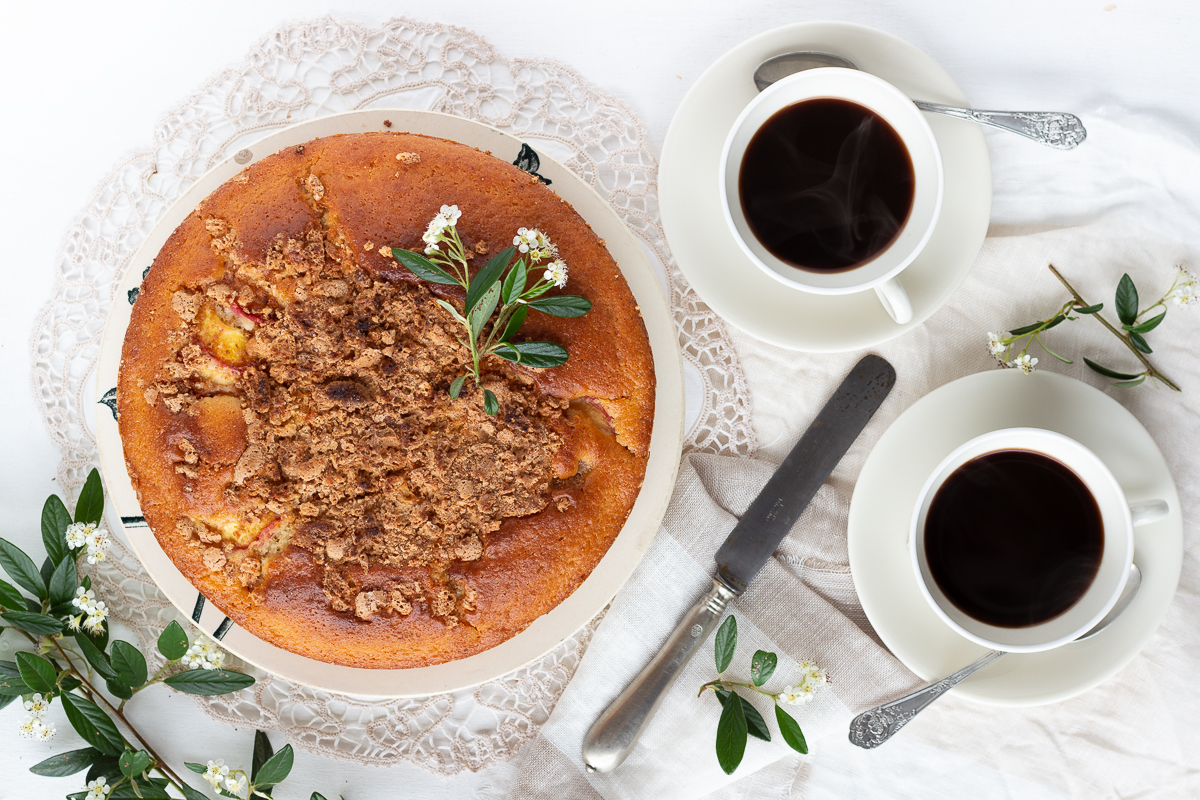 Torta allo yogurt con pesche e amaretti
