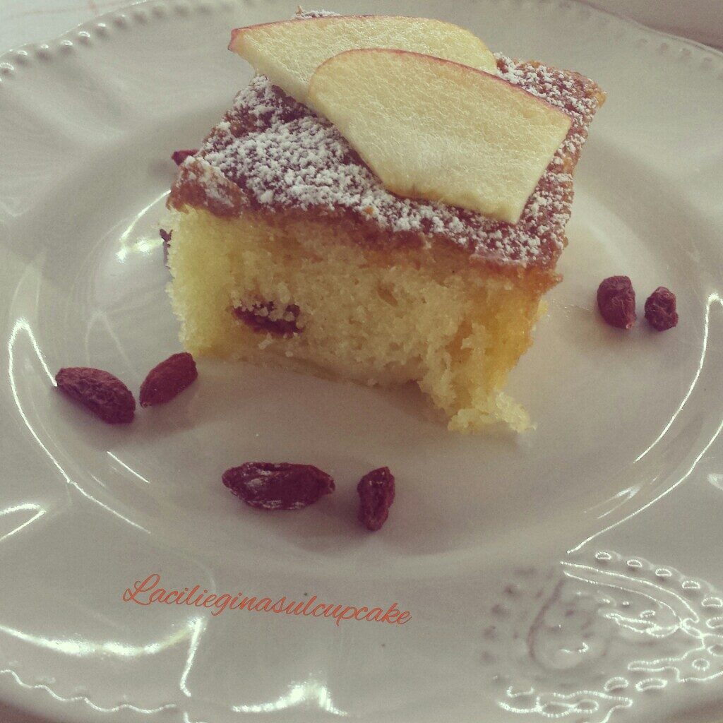 Torta allo yogurt, mele e bacche di goji