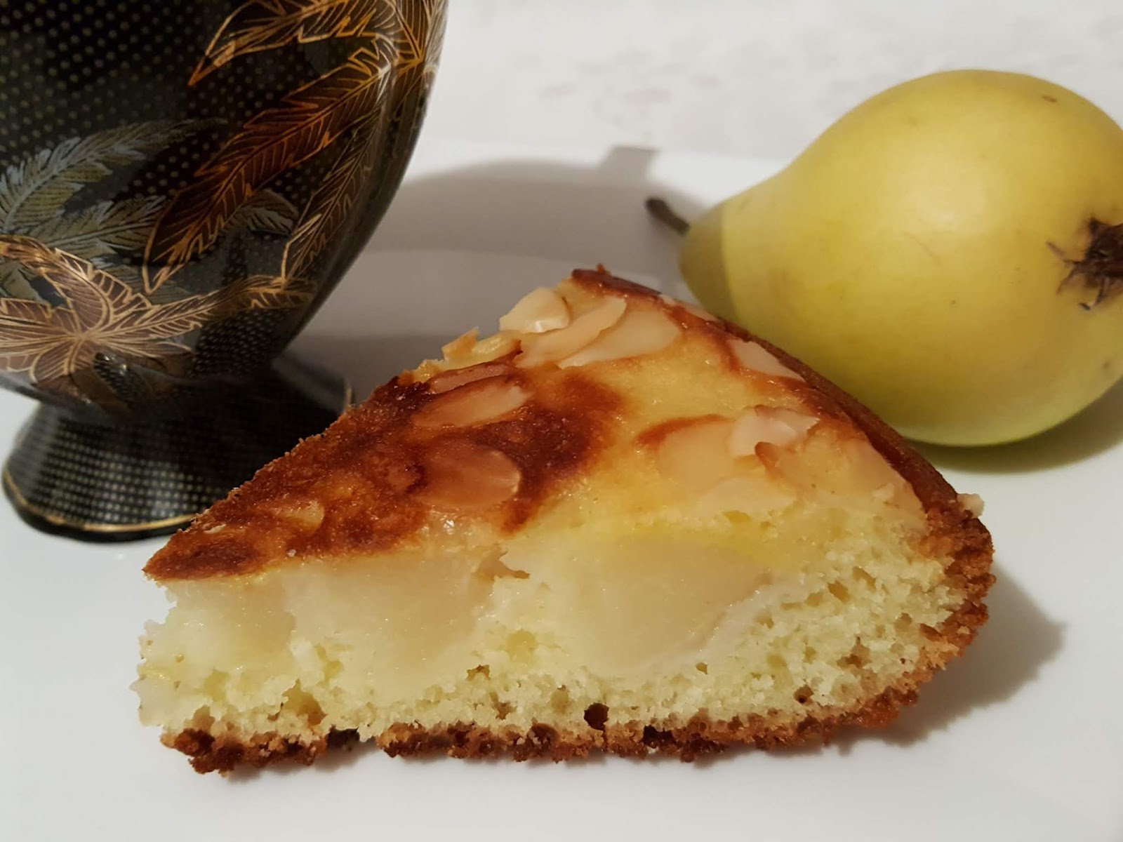 Torta all’olio con pere e mandorle cotta in padella