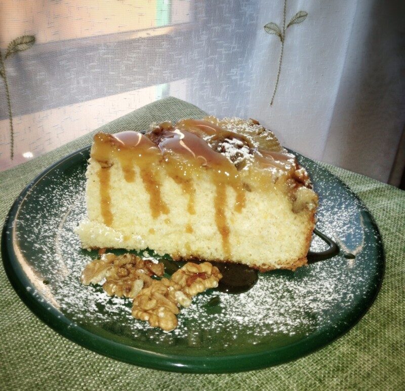 Torta ananas, noci e caramello