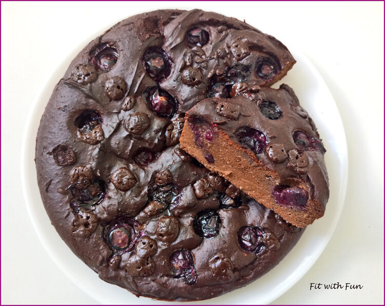Torta avocado brownie al cioccolato e mirtilli