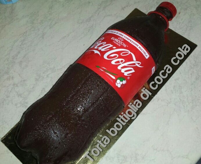 Torta bottiglia di coca cola: come realizzare la torta a forma di bottiglia