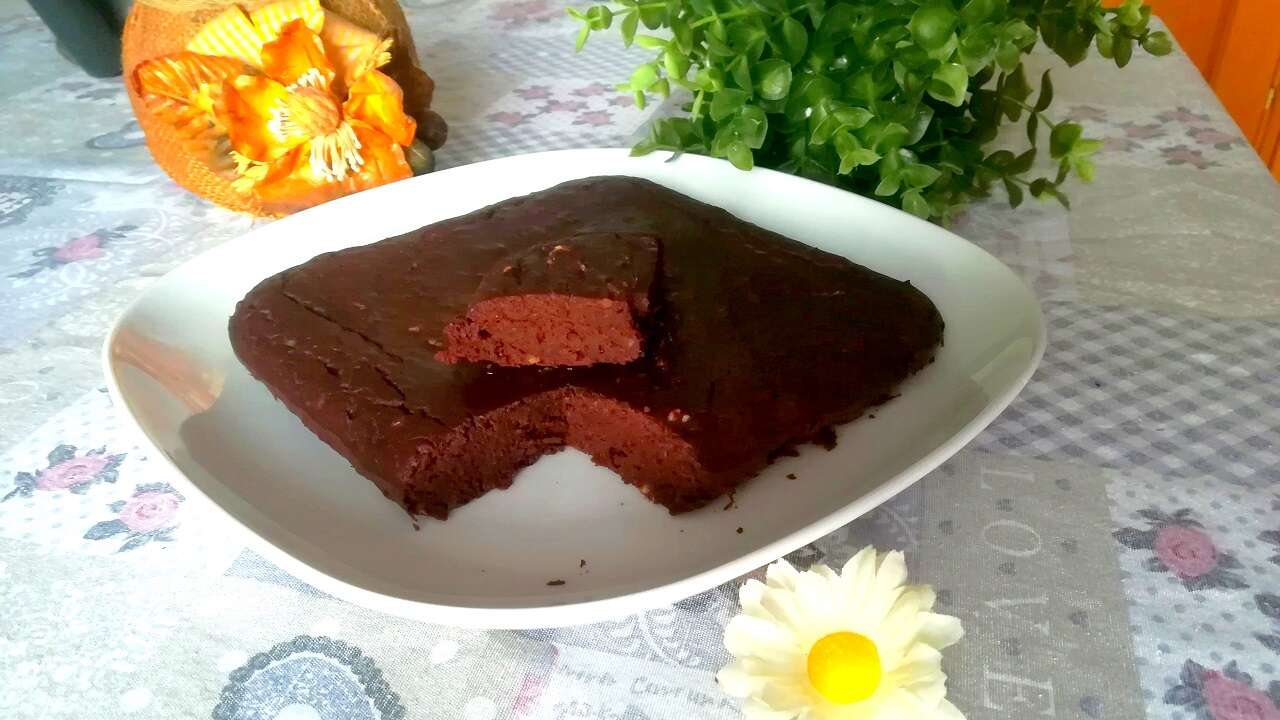 Torta brownies fit proteica e vegan, con fagioli: anche bimby