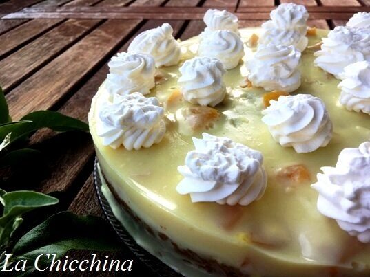 Torta budino con pesche sciroppate