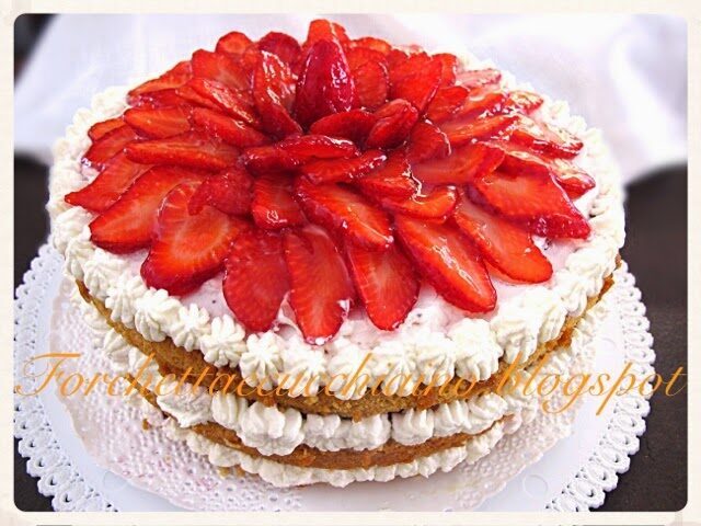 Torta chiffon cake fragole e panna