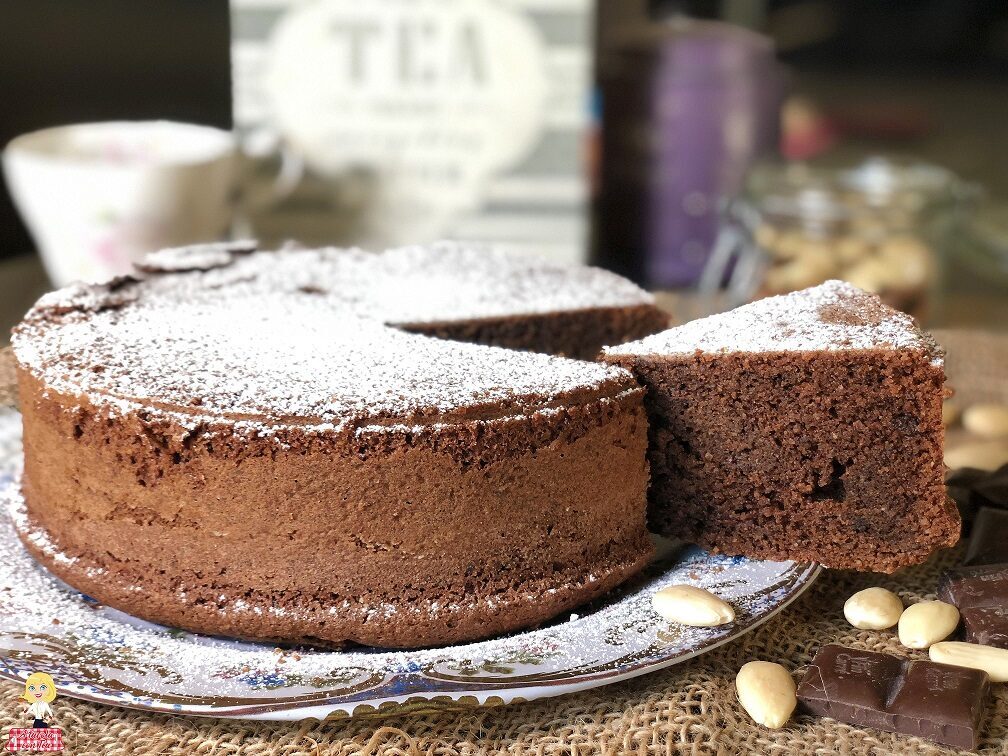 Torta cioccolato e mandorle alta e soffice