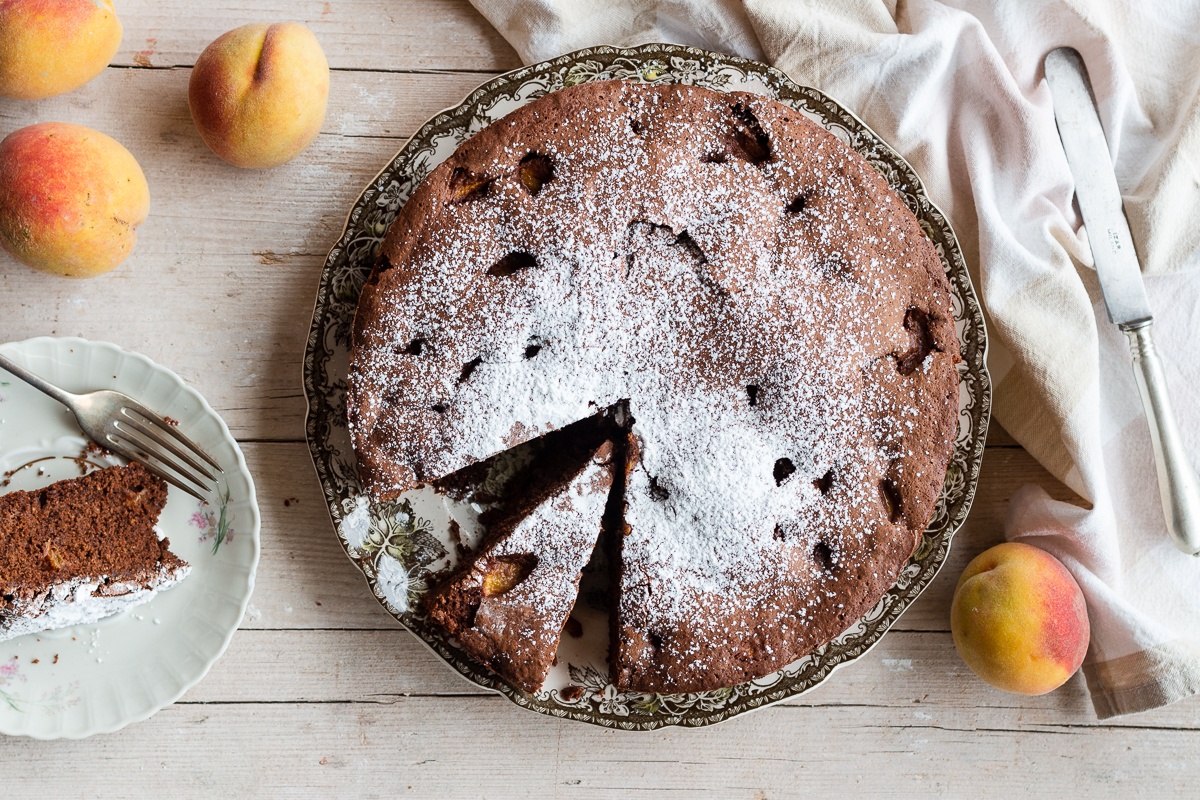 Torta cioccolato e pesche: golosità pura, senza burro e senza olio