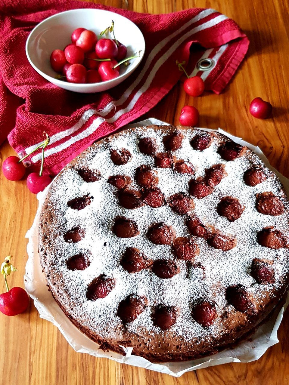 Torta cioccolatosa con ciliegie