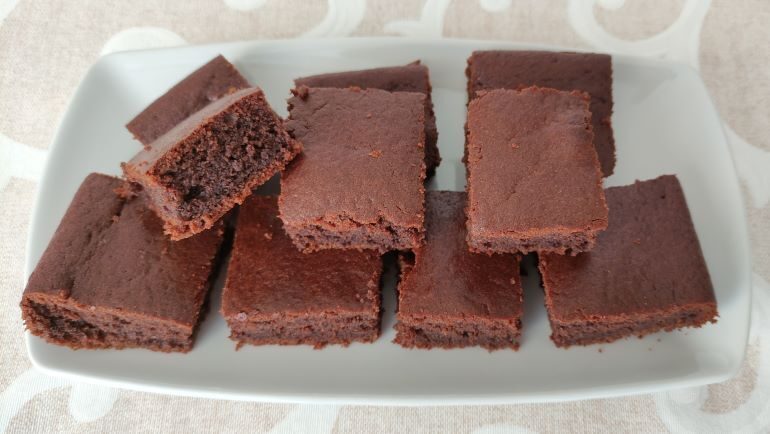 Torta cioccolatosa senza zucchero e senza burro