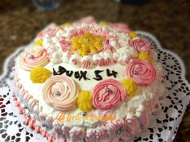 Torta classica di compleanno con crema e panna