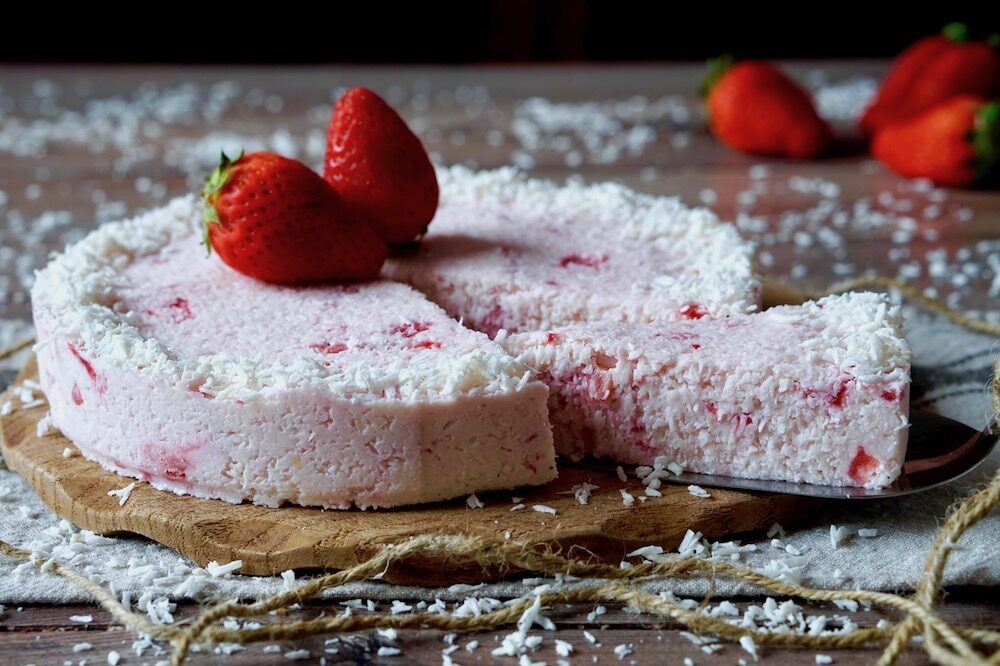 Torta cocco e fragole senza cottura