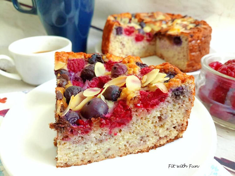 Torta cocco e limone con mandorle e frutti rossi