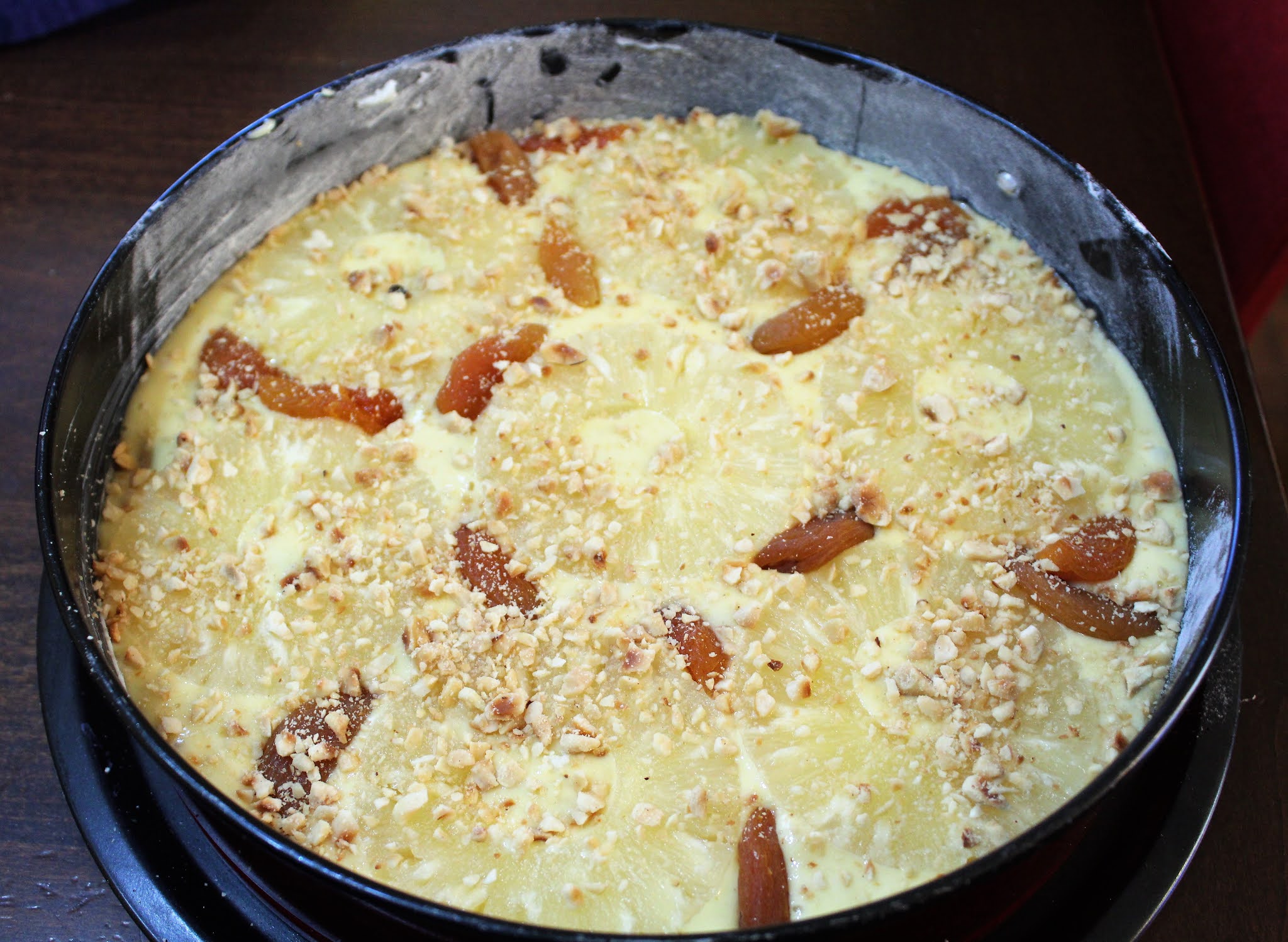 Torta con ananas, albicocche secche e nocciole