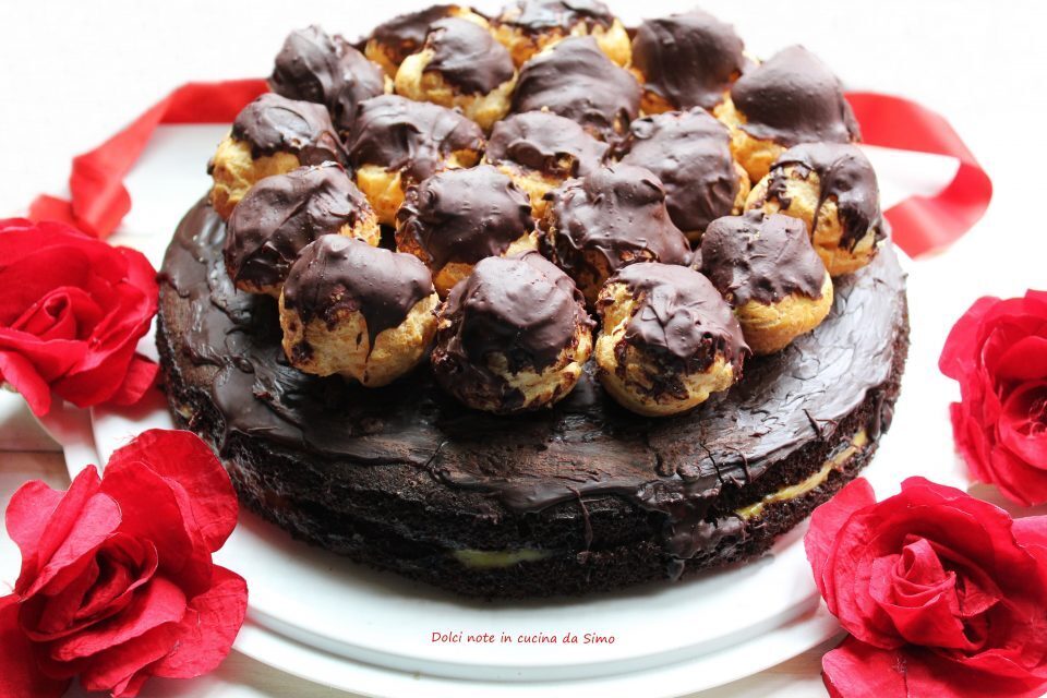 Torta con bigne’ al cioccolato e crema