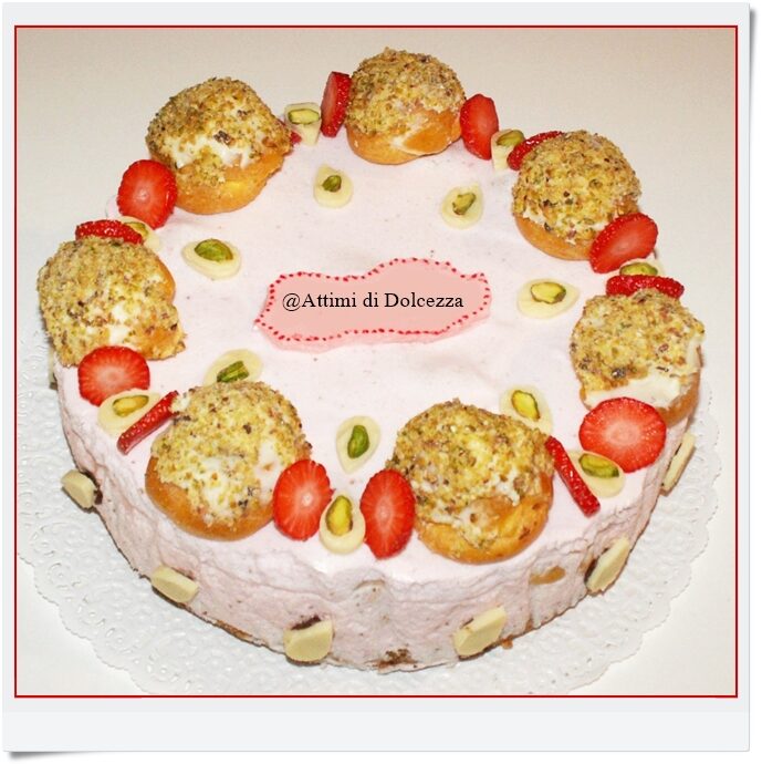 Torta con bignè di fragole e pistacchi