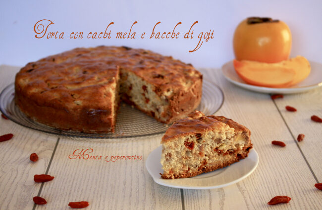 Torta con cachi mela e bacche di goji