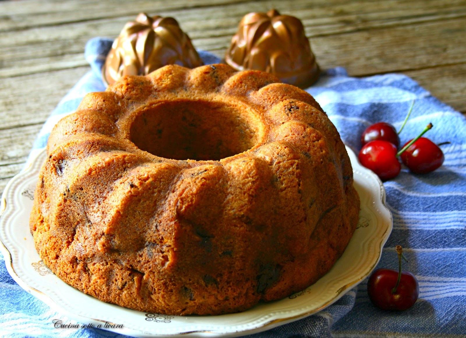 Torta con ciliegie e cioccolata