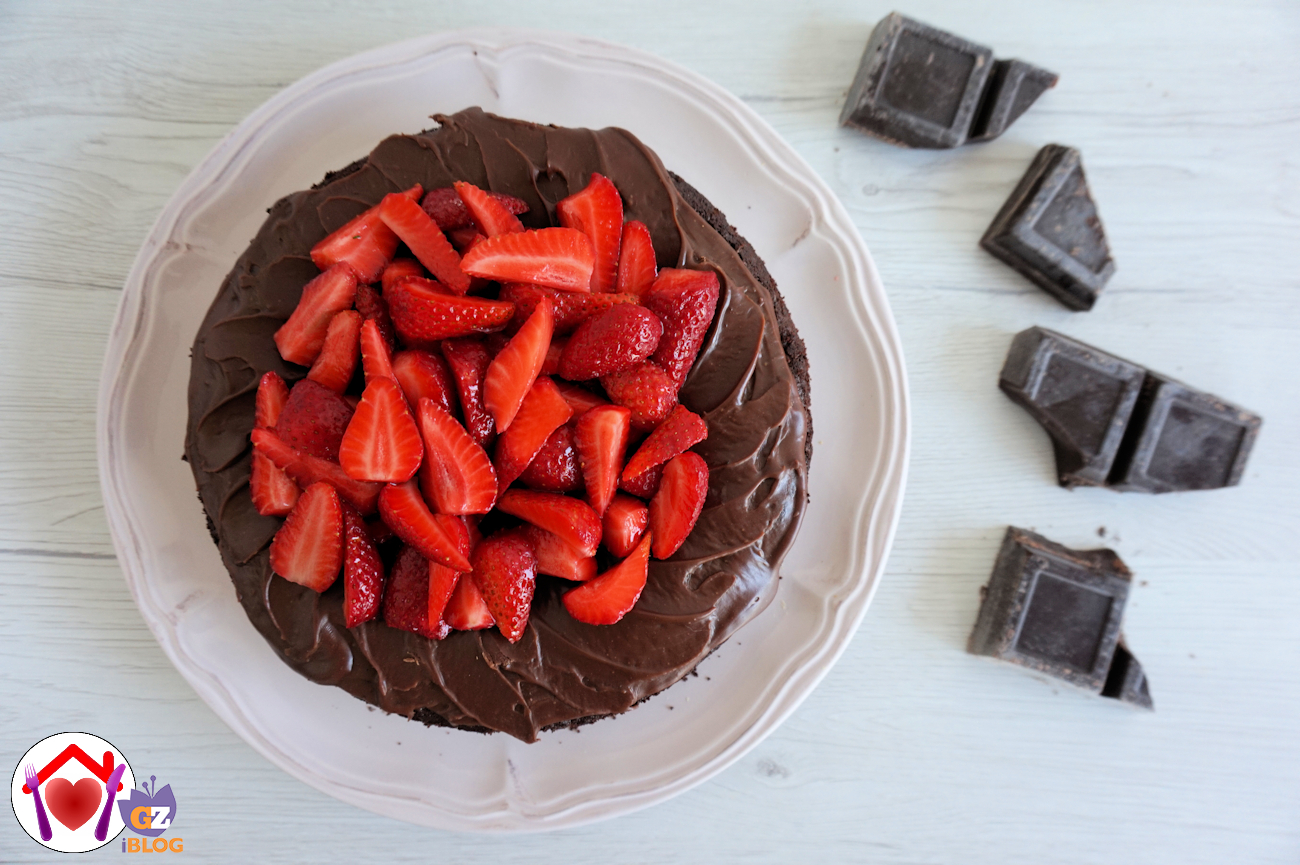 Torta con cioccolato, frutti di bosco e fragole