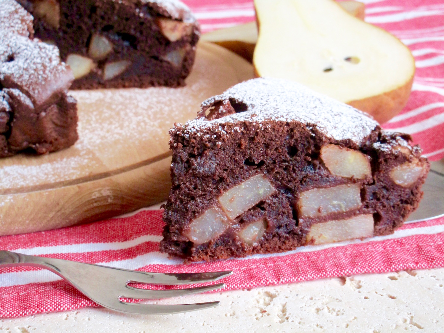 Torta con cioccolato, pere e mascarpone