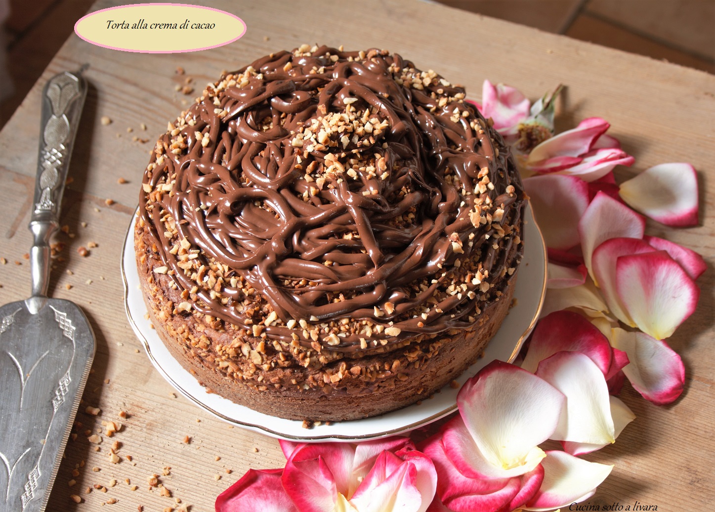 Torta con crema al cacao e granella di nocciola