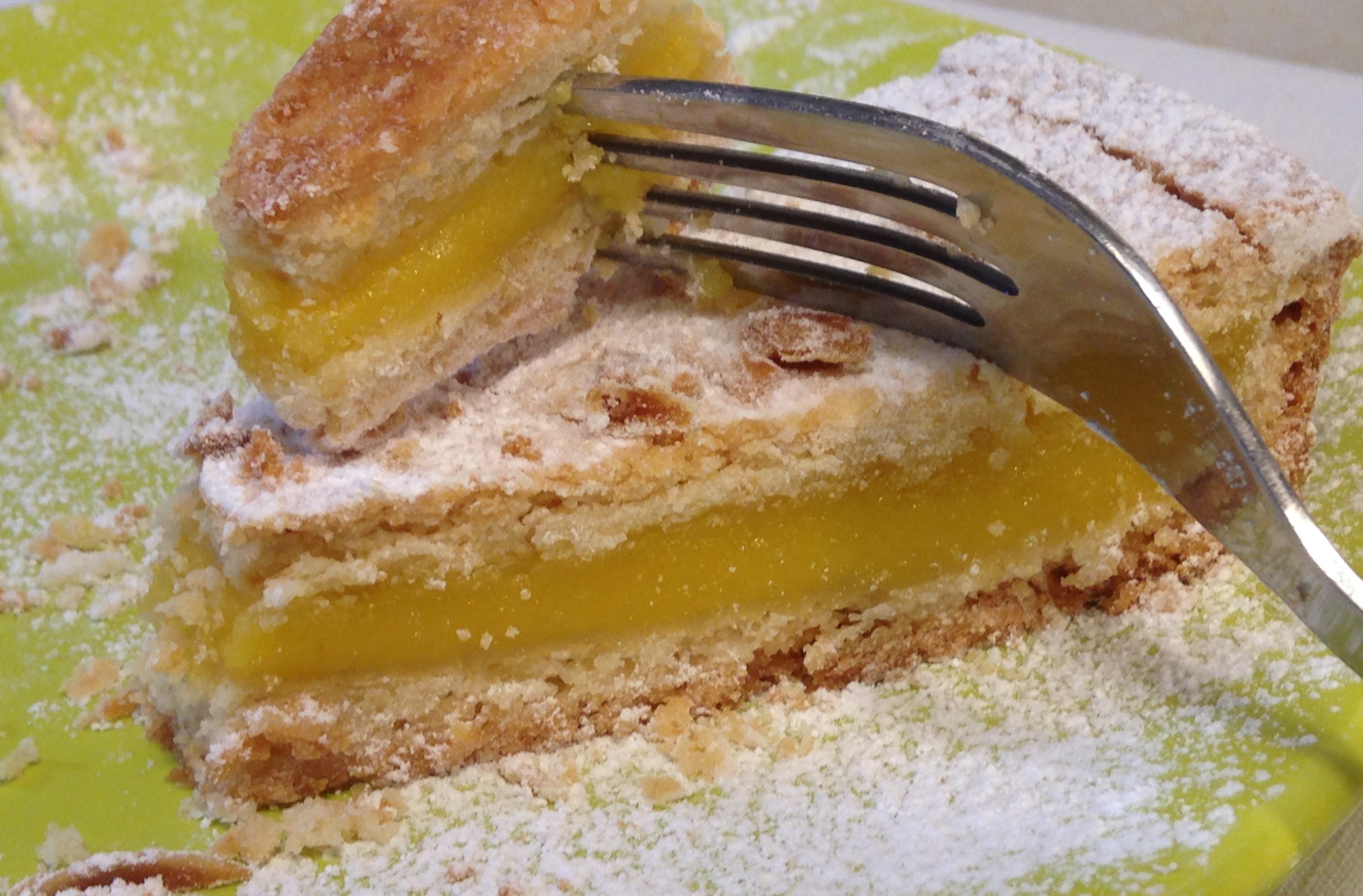 Torta con crema alle mandorle, miele e pinoli.