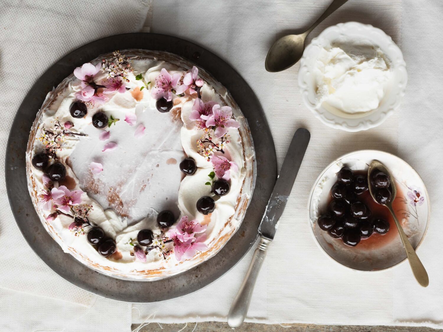 Torta con crema chantilly e amarene