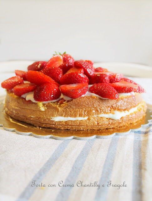 Torta con crema chantilly e fragole