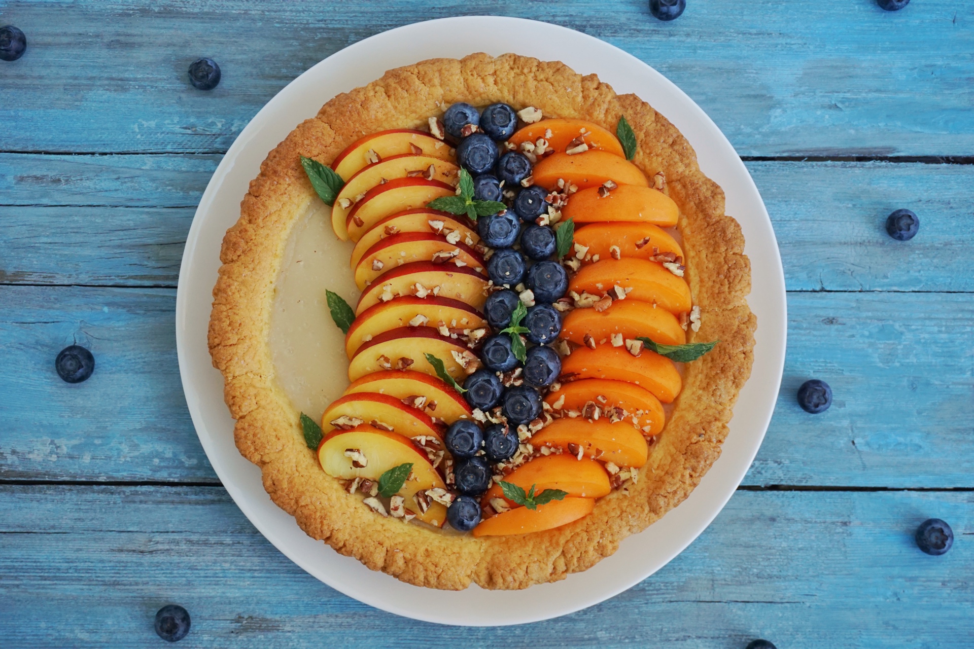 Torta con crema di mandorle e frutta fresca