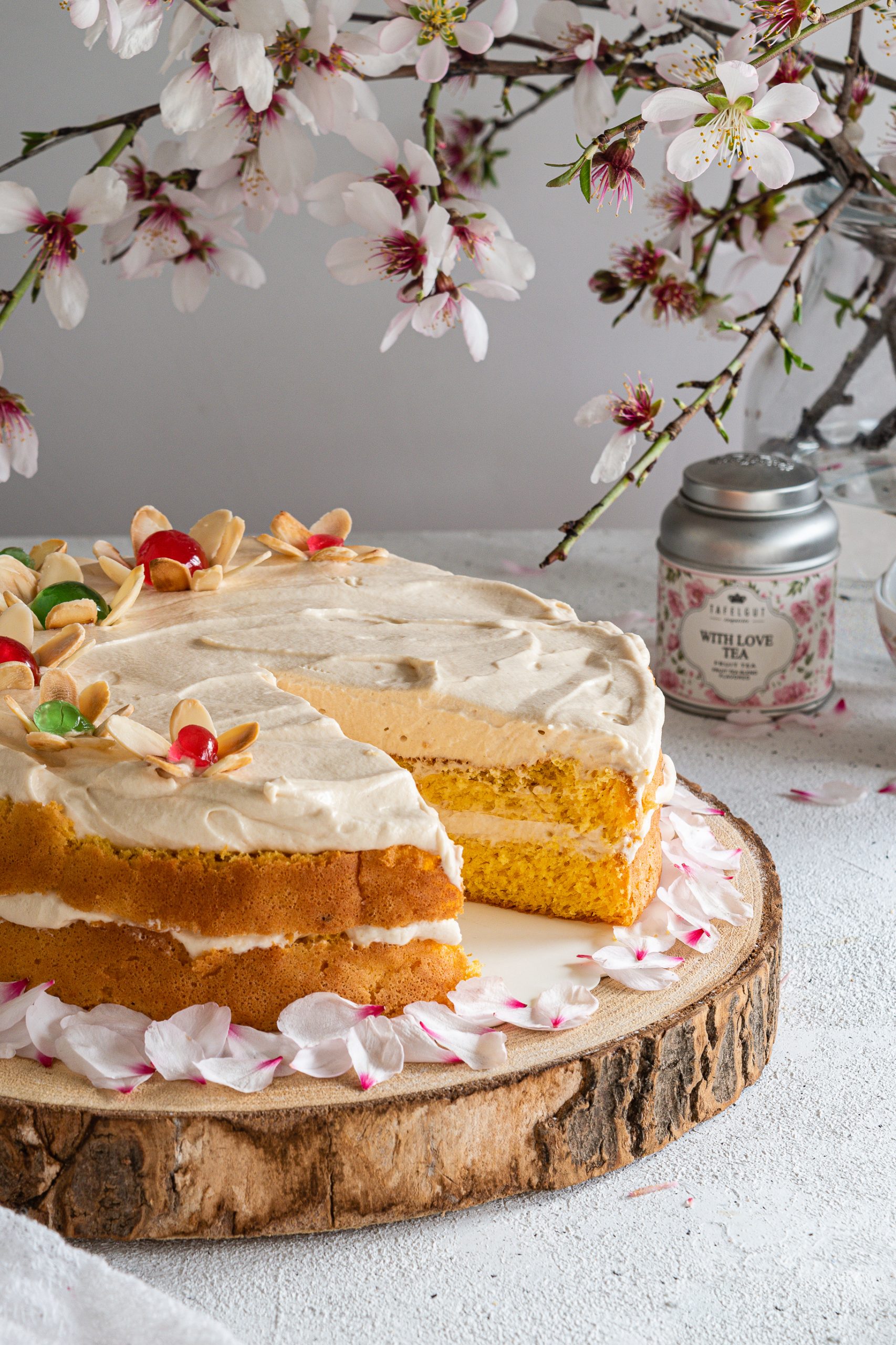 Torta con crema di mandorle