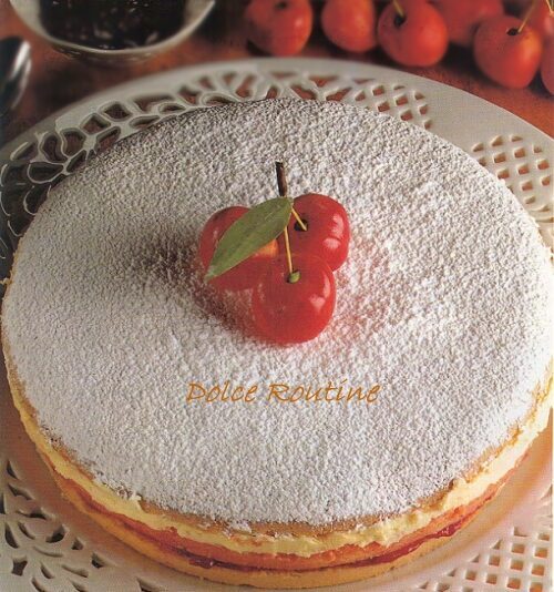 Torta con crema e ciliegie