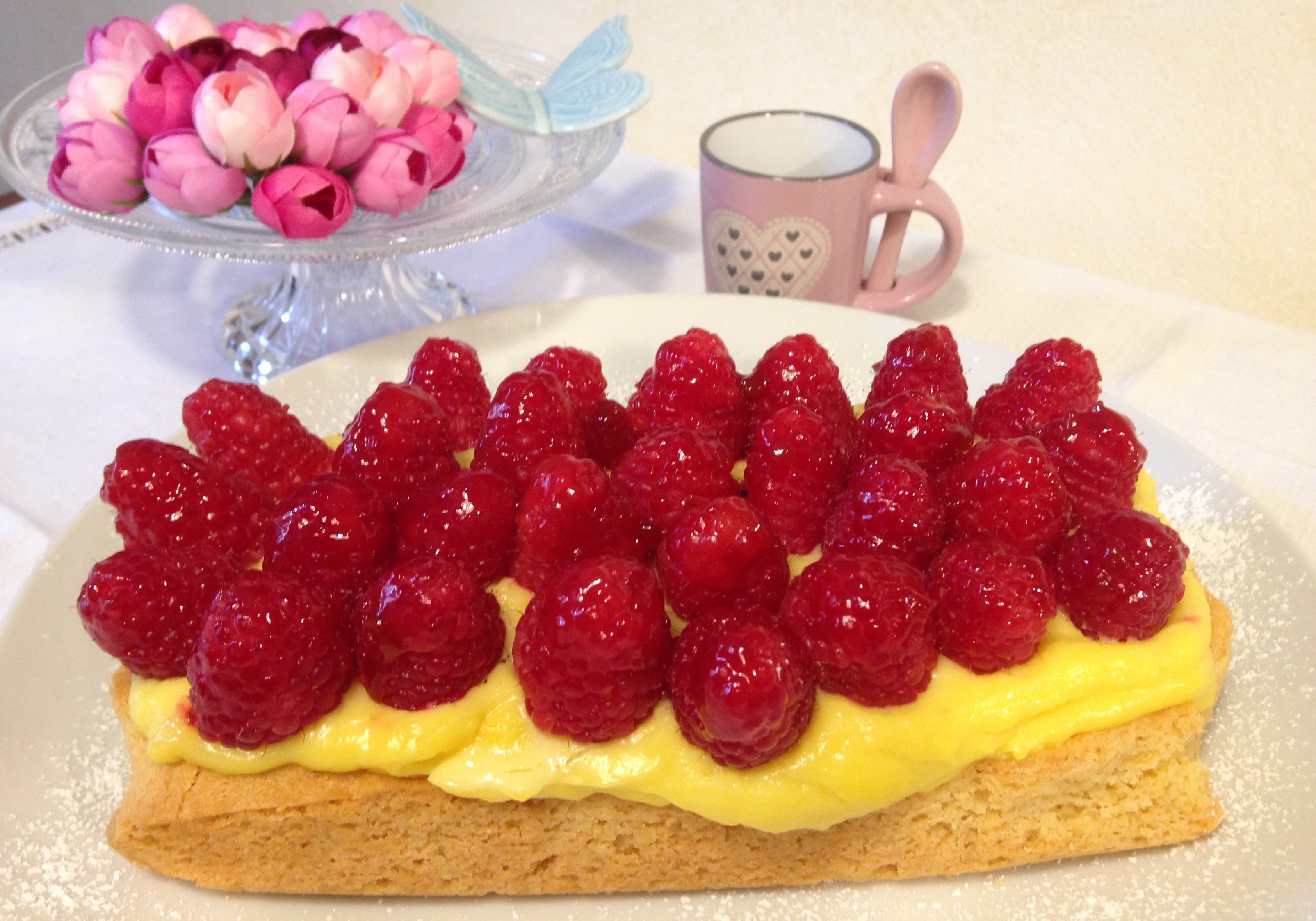 Torta con crema e lamponi