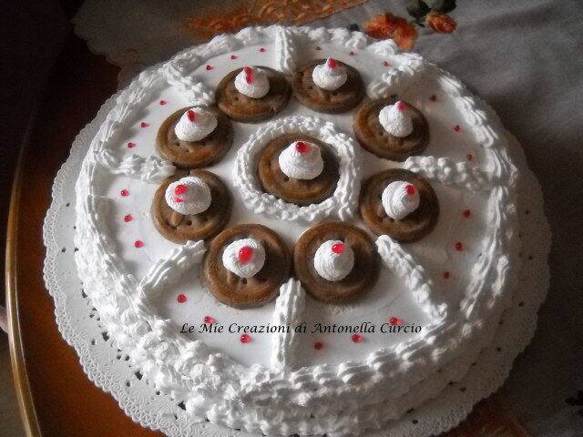 TORTA CON CREMA E MARMELLATA