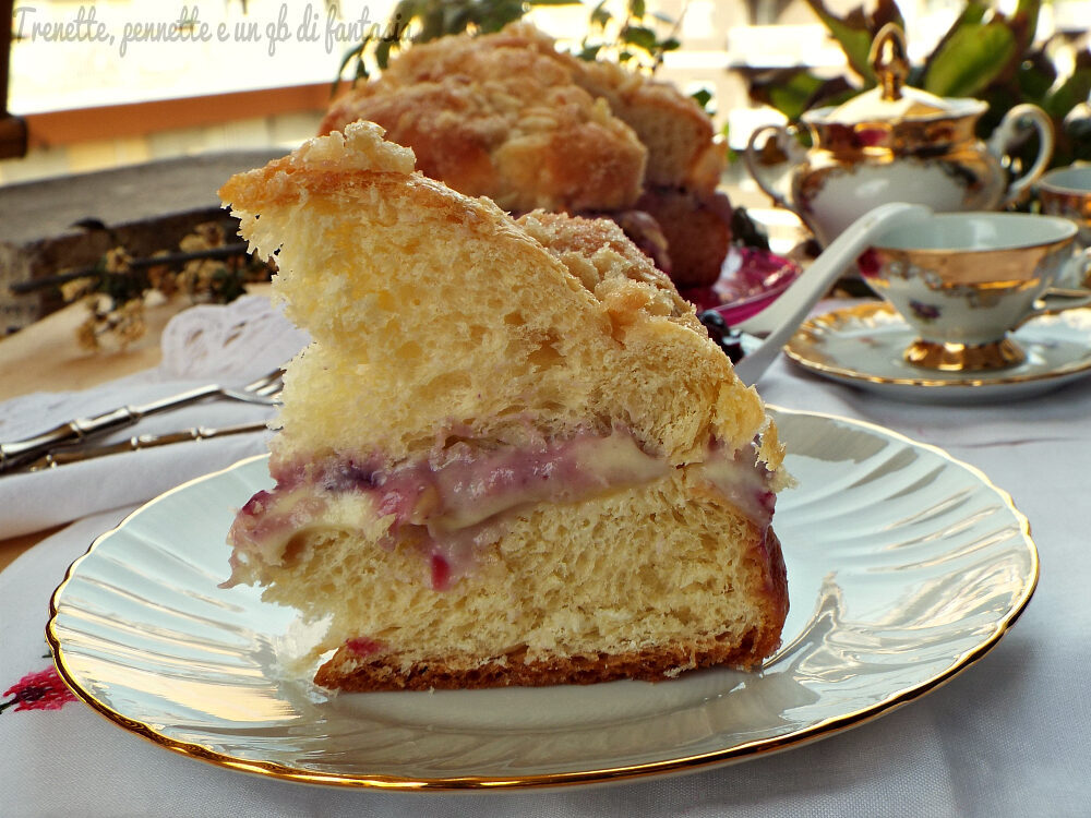 Torta con crosta di mandorle ripiena di crema alla frutta